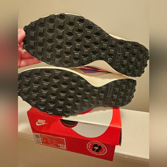 New in Box - Women Nike Waffle Debut shoes. Size 9 - Picture 3 of 5